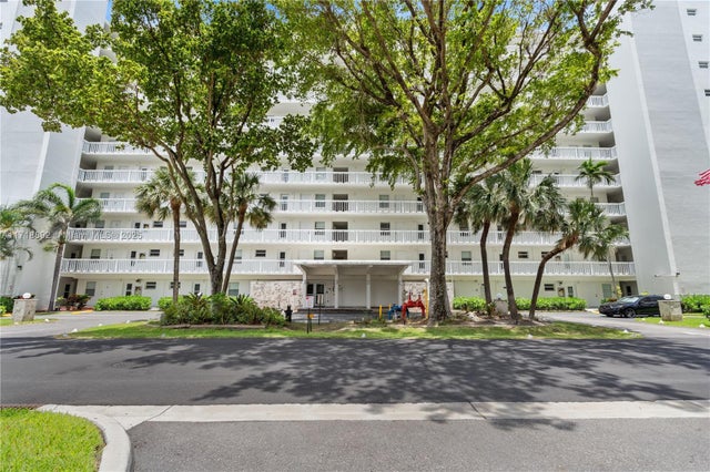 2 of 20 - 2555 Ne 11th St 303, Fort Lauderdale, FL