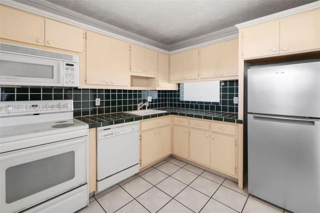 4 of 41 - 4650 Washington St 504, Hollywood, FL