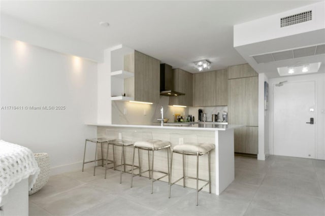 4 of 36 - 100 Lincoln Rd 1411, Miami Beach, FL