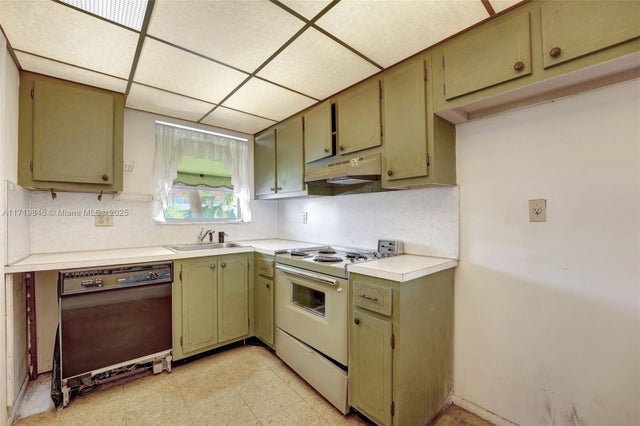 5 of 42 - 2931 E Sunrise Lakes Dr 202, Sunrise, FL