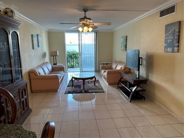 1 of 19 - 720 Collins Ave 404, Miami Beach, FL