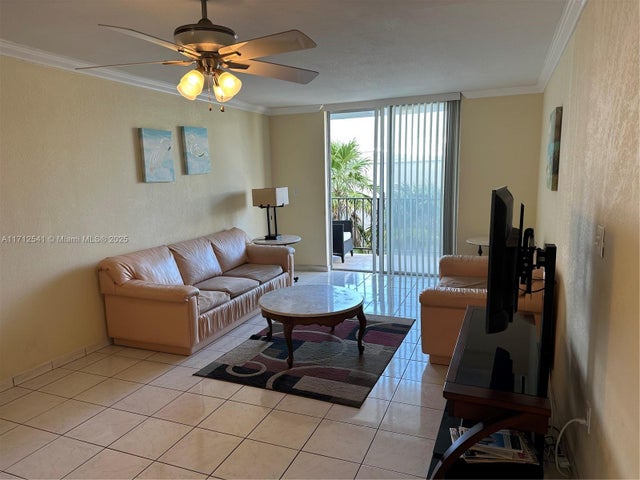 3 of 19 - 720 Collins Ave 404, Miami Beach, FL