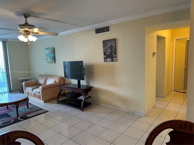 5 of 19 - 720 Collins Ave 404, Miami Beach, FL