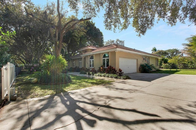 2 of 25 - 13550 Sw 82nd Ave, Pinecrest, FL