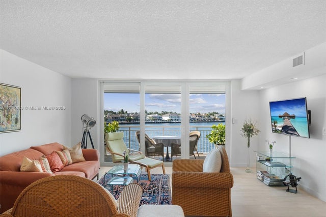 2 of 18 - 511 Bayshore Dr 304, Fort Lauderdale, FL