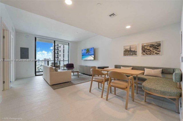 1 of 25 - 601 Ne 1st Ave 3913, Miami, FL