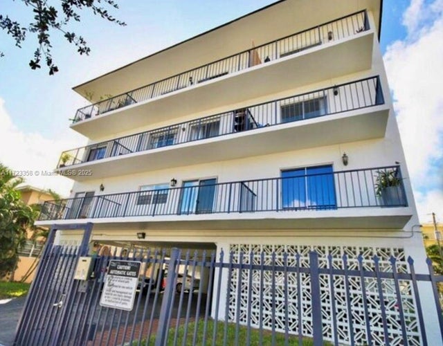 1 of 4 - 1960 Marseille Dr 204, Miami Beach, FL
