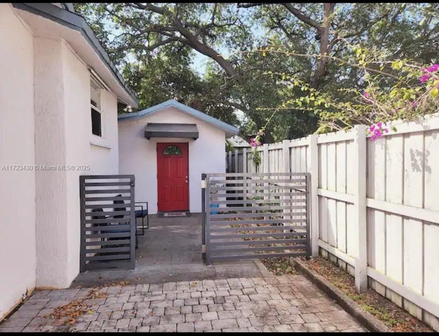 4 of 7 - 246 Nw 41st St, Miami, FL