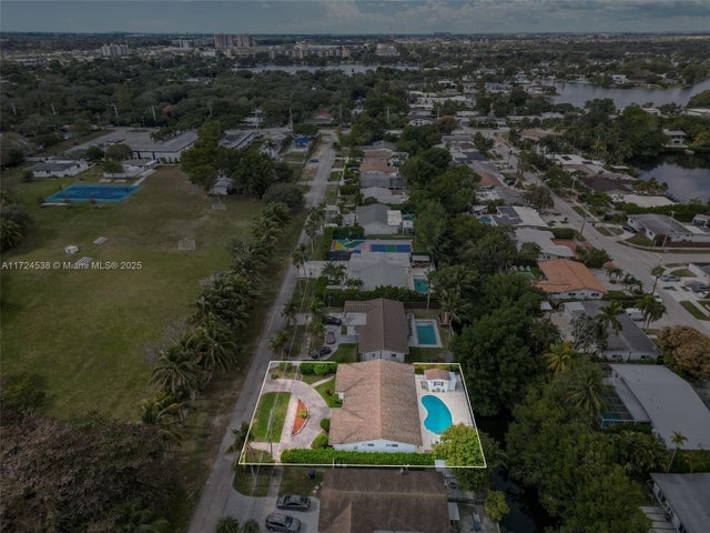 4 of 51 - 2325 Ne 191st St, Miami, FL