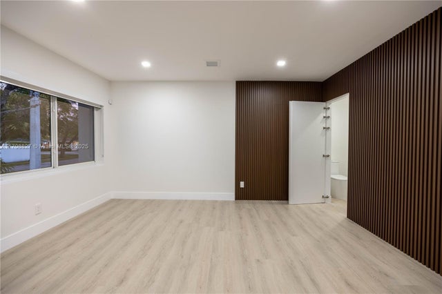 4 of 22 - 6070 Sw 42nd St, Miami, FL