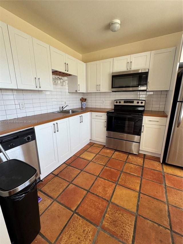 2 of 24 - 1460 Ocean Drive 208, Miami Beach, FL