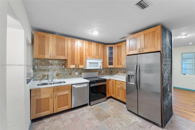 5 of 18 - 4101 Nw 11th Ct, Miami, FL