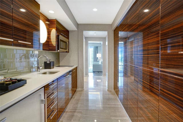 4 of 17 - 551 N Fort Lauderdale Beach Blvd R2201, Fort Lauderdale, FL