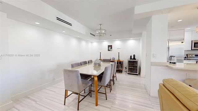 2 of 71 - 19667 Turnberry Way 14f, Aventura, FL