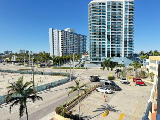 4 of 32 - 7601 E Treasure Dr 512, North Bay Village, FL