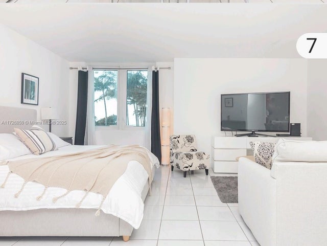 2 of 8 - 2301 Collins Ave 423, Miami Beach, FL