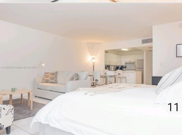 3 of 8 - 2301 Collins Ave 423, Miami Beach, FL
