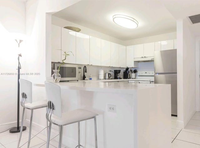 4 of 8 - 2301 Collins Ave 423, Miami Beach, FL