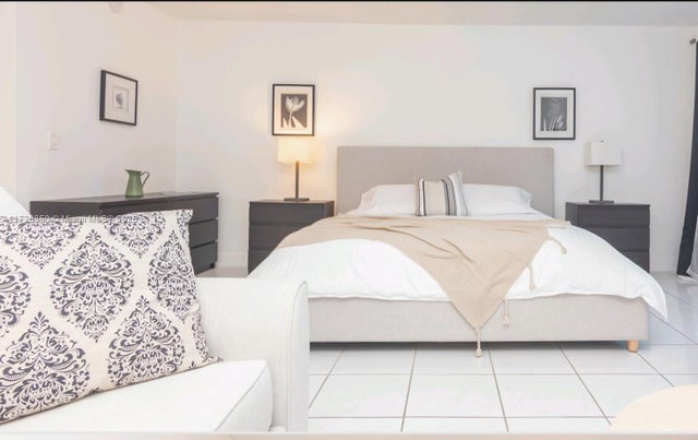 5 of 8 - 2301 Collins Ave 423, Miami Beach, FL