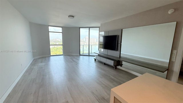 5 of 22 - 17301 Biscayne Blvd 1106, North Miami Beach, FL