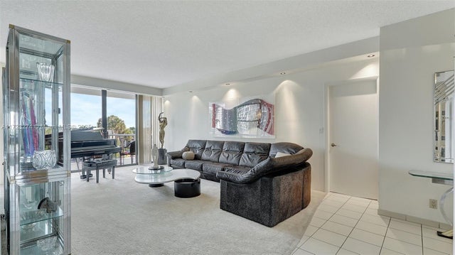 1 of 50 - 20281 E Country Club Dr M6, Aventura, FL
