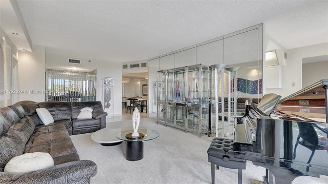 2 of 50 - 20281 E Country Club Dr M6, Aventura, FL