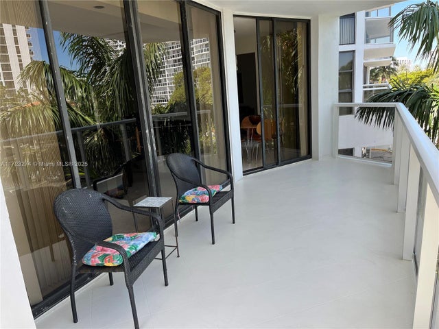 5 of 50 - 20281 E Country Club Dr M6, Aventura, FL