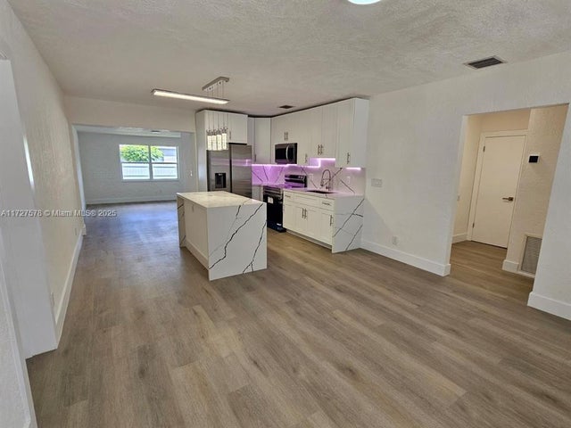 3 of 25 - 1951 Ne 157th Ter, North Miami Beach, FL