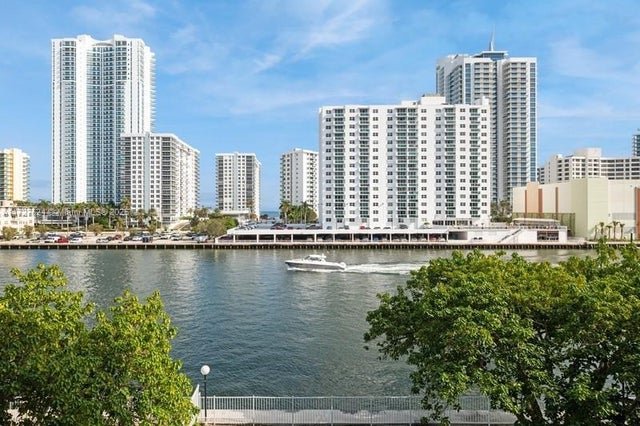 2 of 34 - 800 Parkview Dr 421, Hallandale Beach, FL
