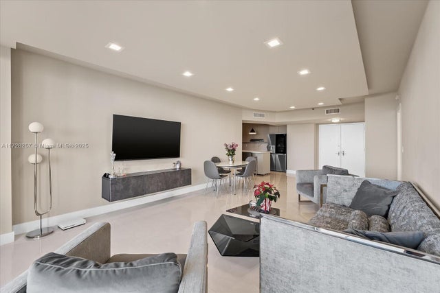 2 of 21 - 20281 E Country Club Dr 304, Aventura, FL