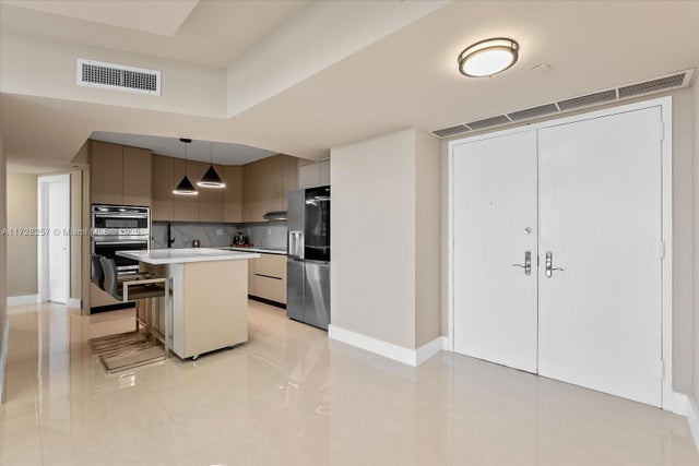 4 of 21 - 20281 E Country Club Dr 304, Aventura, FL