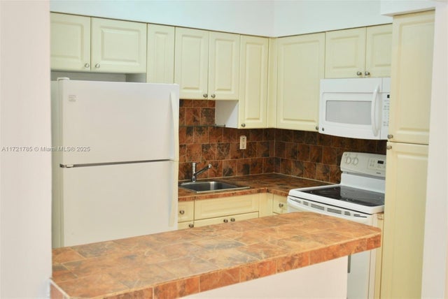 3 of 17 - 641 Espanola Way 2, Miami Beach, FL