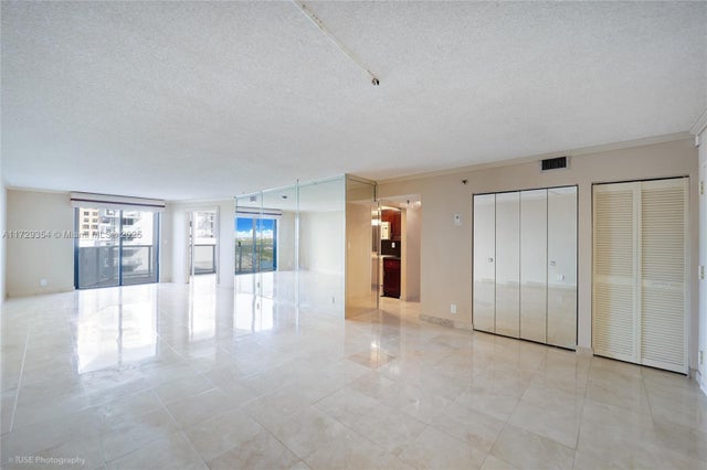 5 of 18 - 2401 Collins Ave 1109, Miami Beach, FL