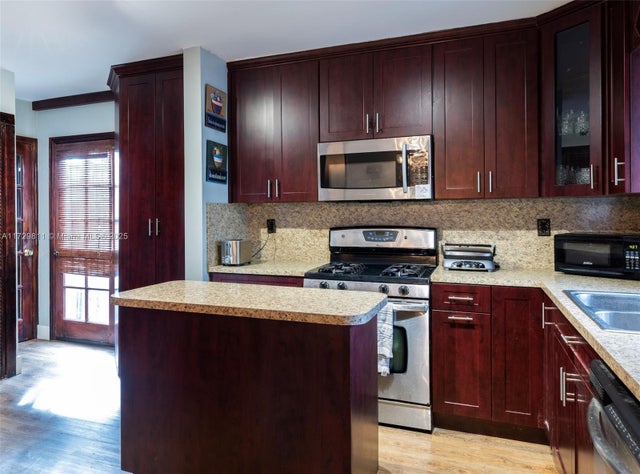 4 of 39 - 6575 Sw 27th St, Miami, FL