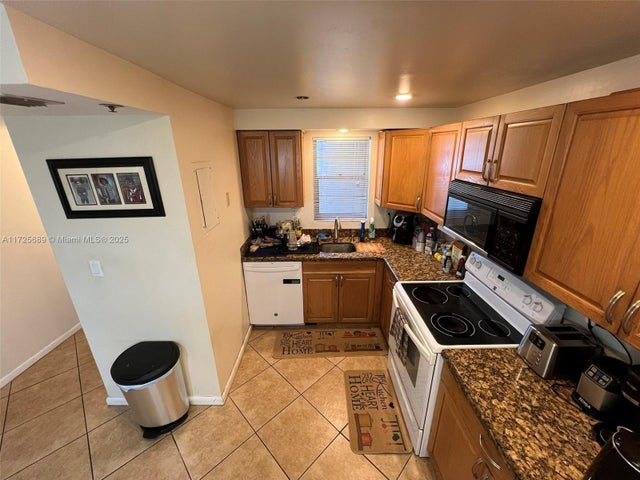 4 of 17 - 3300 W Rolling Hills Cir 102, Davie, FL