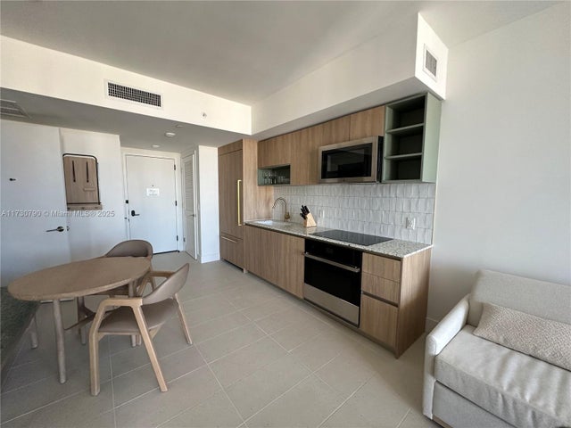 3 of 19 - 601 Ne 1st Ave 3704, Miami, FL
