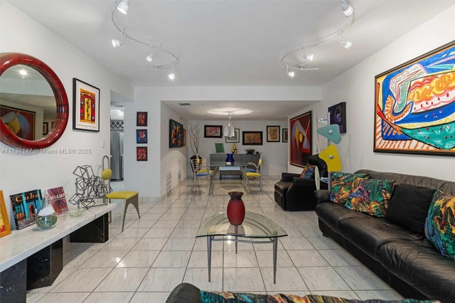 4 of 46 - 1623 Collins Ave 812, Miami Beach, FL