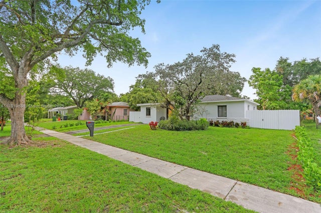 3 of 34 - 1335 Ne 133rd St, North Miami, FL