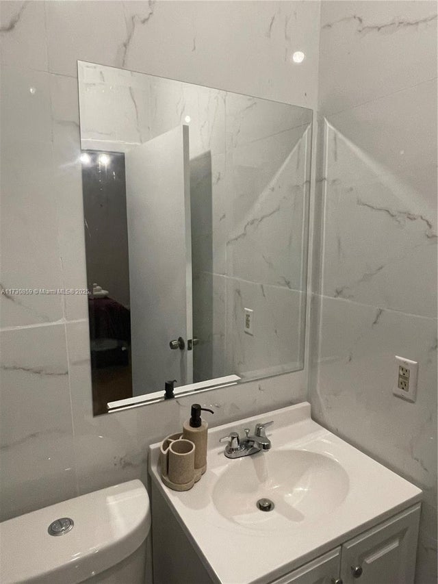 4 of 9 - 16025 Nw 20th Ave, Miami Gardens, FL