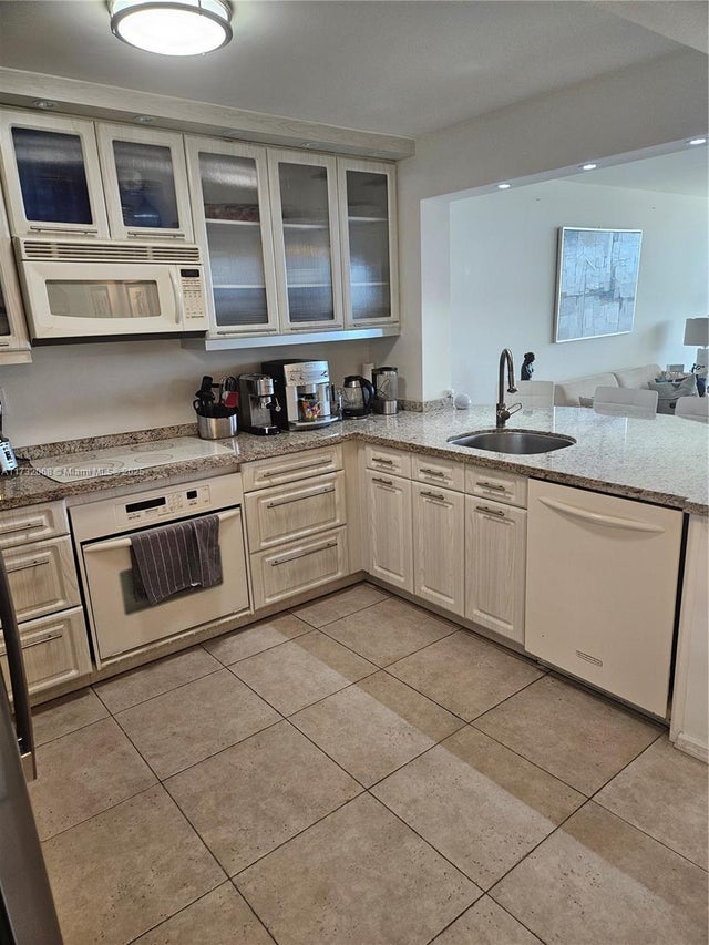 3 of 34 - 2555 Collins Ave 1508, Miami Beach, FL