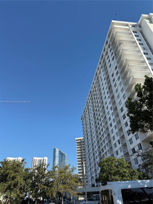 1 of 40 - 500 Bayview Dr 1031, Sunny Isles Beach, FL