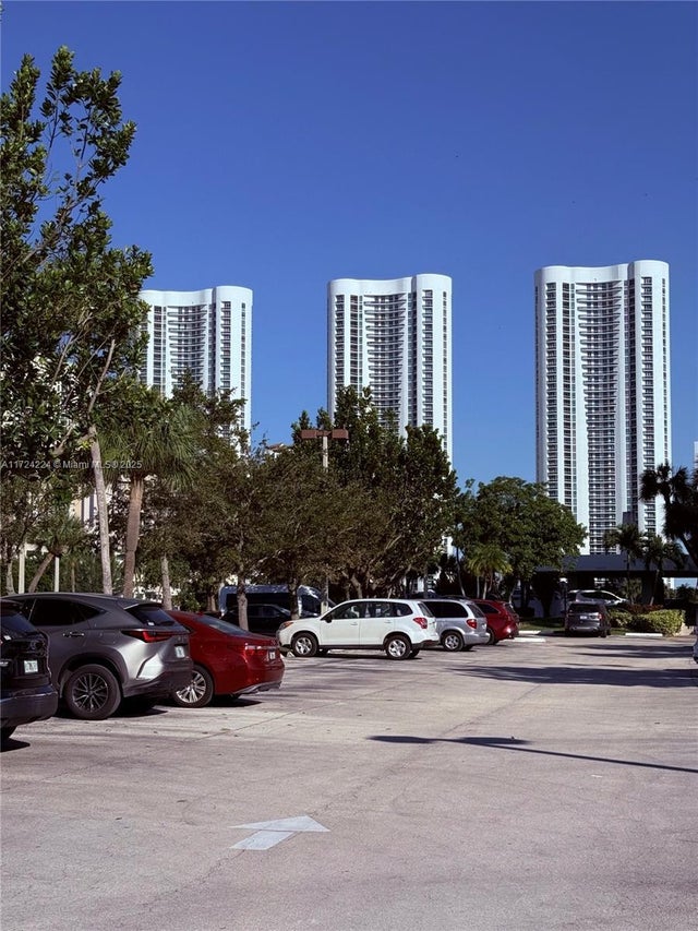 3 of 40 - 500 Bayview Dr 1031, Sunny Isles Beach, FL