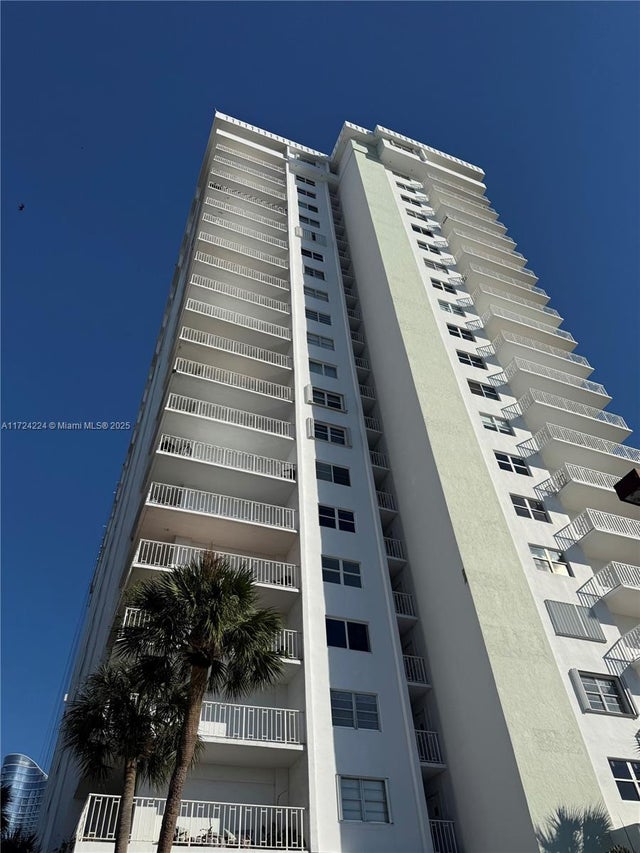 4 of 40 - 500 Bayview Dr 1031, Sunny Isles Beach, FL