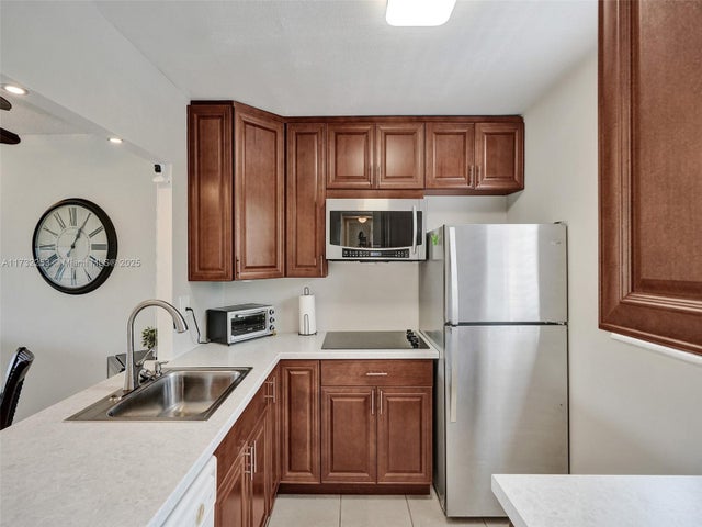 3 of 42 - 3506 Nw 49th Ave 511, Lauderdale Lakes, FL