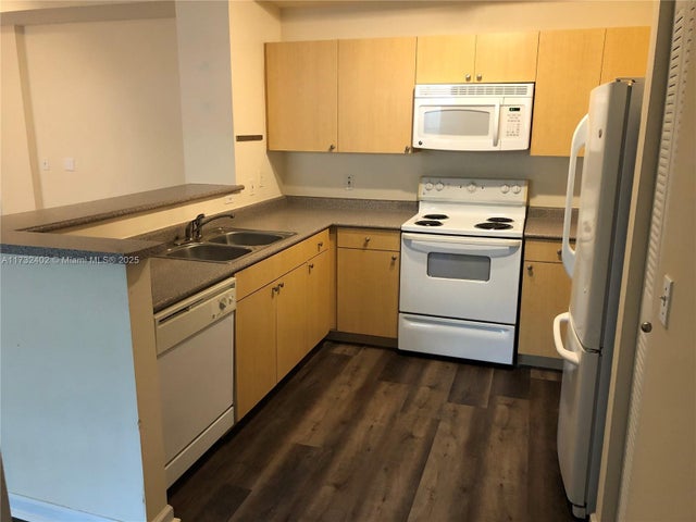 5 of 19 - 1919 Van Buren St 104a, Hollywood, FL
