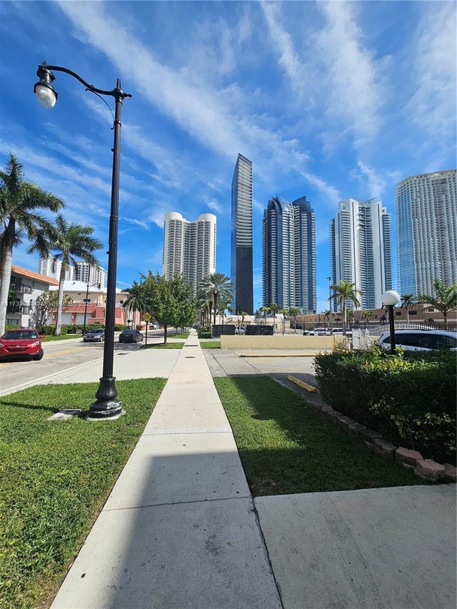 4 of 5 - 200 172nd St 102, Sunny Isles Beach, FL