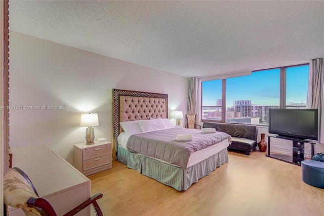 2 of 27 - 3505 S Ocean Dr 905, Hollywood, FL