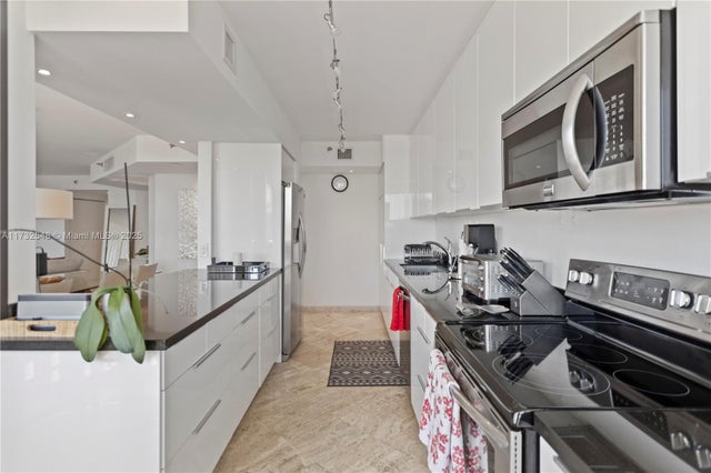 4 of 76 - 1000 W Island Blvd 2407, Aventura, FL