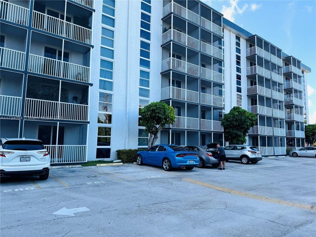 1 of 11 - 16950 W Dixie Hwy A429, North Miami Beach, FL