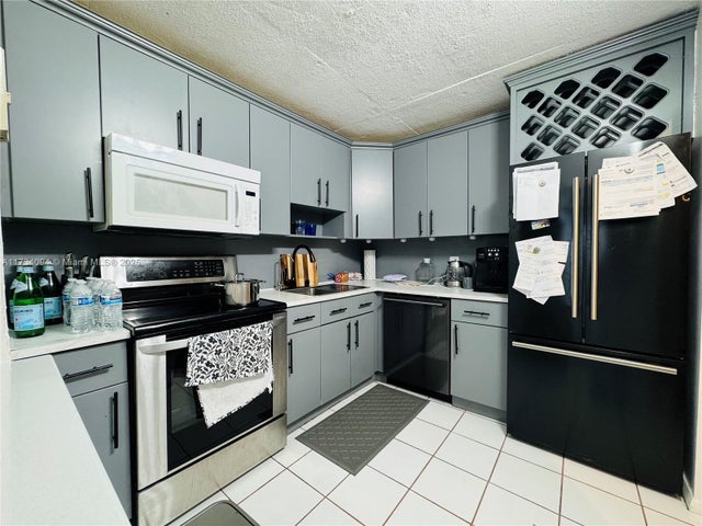 3 of 11 - 16950 W Dixie Hwy A429, North Miami Beach, FL